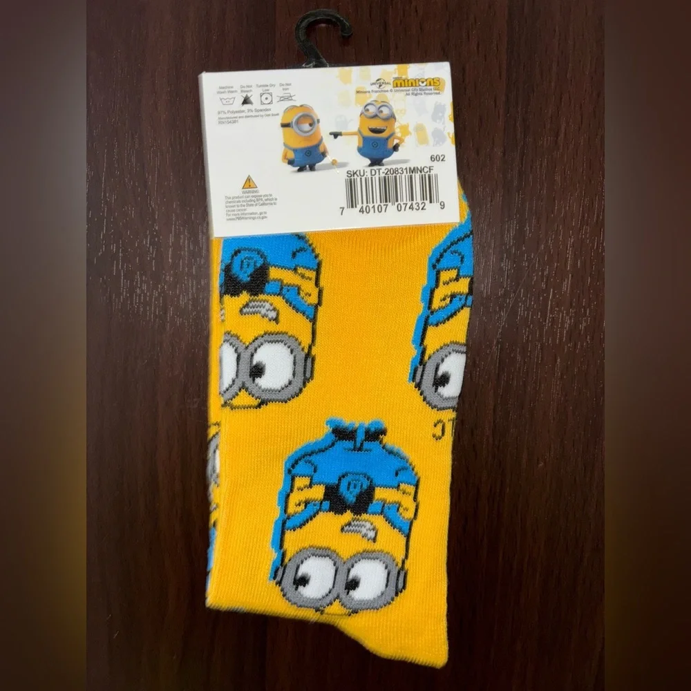 MINIONS NOVELTY CREW SOCKS NWT MEN’S SHOE SIZE 6-12